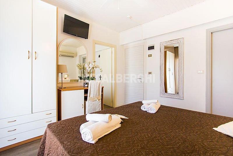 Hotel Ermeti B&B Brunch Riccione Exterior photo