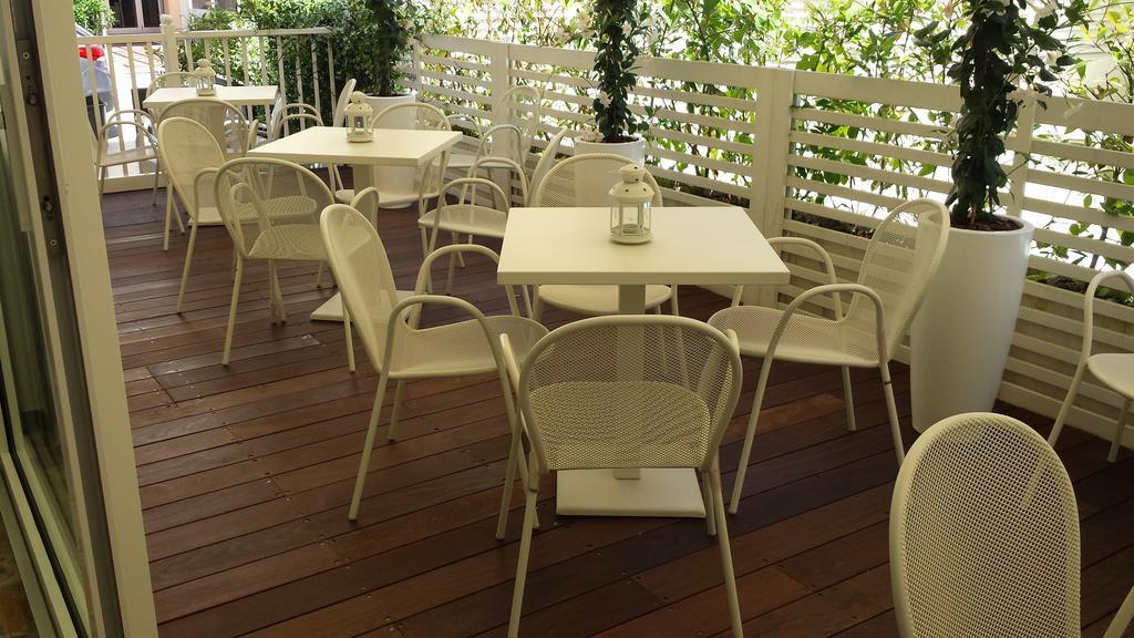 Hotel Ermeti B&B Brunch Riccione Exterior photo